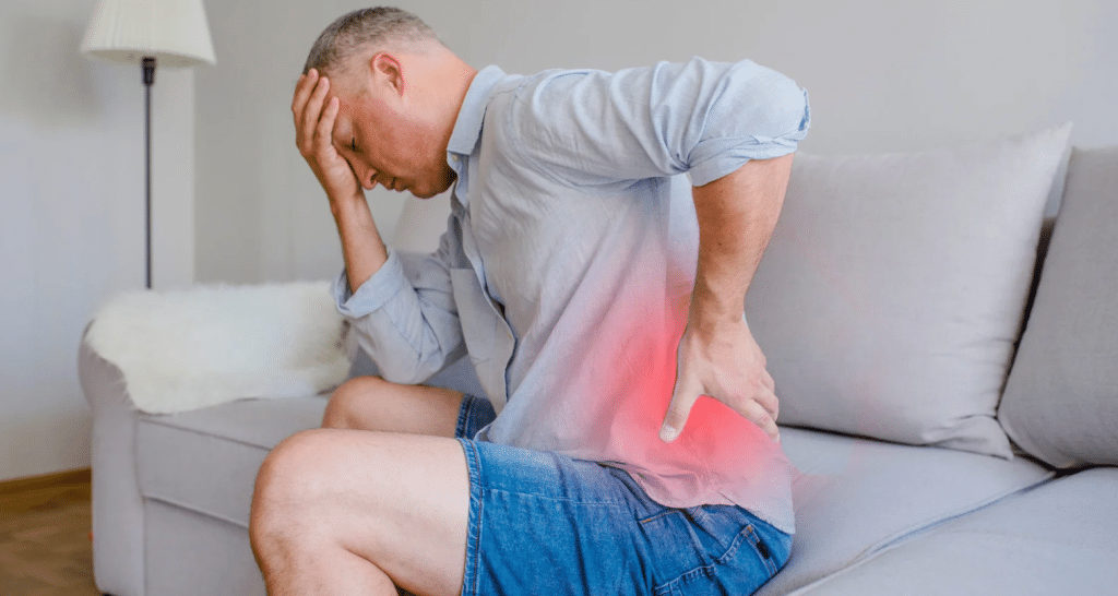 Golfer with shoulder blades back who doesn't exercise in pain.
